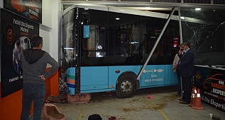 Oto bakım servisine girdi: 2 yaralı