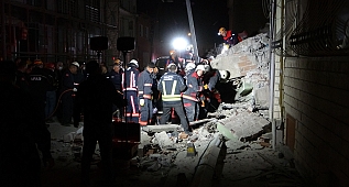 Ağır hasarlı bina çöktü: 1 kişi öldü 