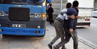 Trafik kazası bıçaklı kavgaya dönüştü