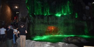 Kernek Parkı'ndaki yapay şelaleye ziyaretçi akını