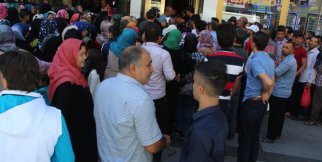 Suriyelilerin yardım kuyruğu izdihama dönüştü