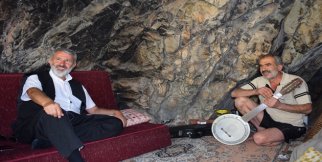 Biri cümbüşü diğeri "Kayaları" konuşturdu