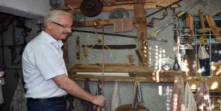 İki evini de sergi evine dönüştürdü