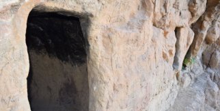 Tarihi mağaralarda defineci tahribatı