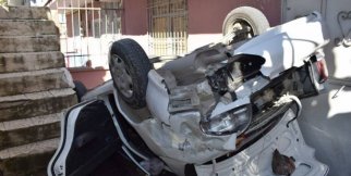 Otomobil apartman boşluğuna uçtu: 3 yaralı