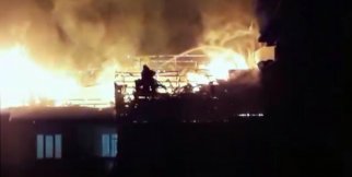 4 katlı binanın çatısı alev alev yandı