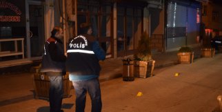 Ayrı yaşadığı eşinin aracına kuruşun yağdırdı