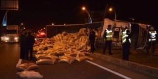 Yem yüklü Tır devrildi: 1 Yaralı