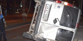 Hafif ticari araç takla attı: 1 ağır yaralı