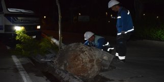 Elektrik direğini yerinden söktü
