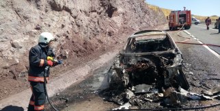 Seyir halindeki araç yanarak küle döndü