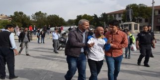 Oğlunun Yanında Üzerine Benzin Dökerek Kendini Yakmak İstedi