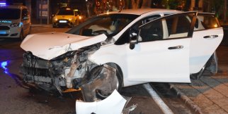 Otomobilin çarptığı ticari taksi kaldırıma savruldu: 1 yaralı