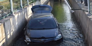 Otomobil sulama kanalına uçtu!