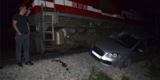 Hemzemin geçitte askıda kalan otomobile tren çarptı
