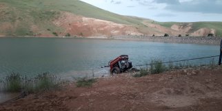 El frenini çekmeyi unutunca traktör gölete girdi