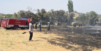 Mahalleli yangın söndürmek için seferber oldu