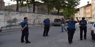 Cadde ortasında kafasına sıktı