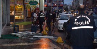 Kaldırımda yürürken üzerine cam düştü