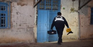 Kiraladıkları evde define aradılar!