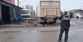 Tırın altında kalan işçi yaralandı