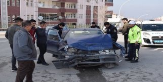 Minibüs ile otomobil çarpıştı: 4 yaralı