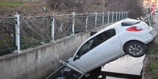 Malatya'da Otomobil Sulama Kanalına Uçtu: 2 Yaralı