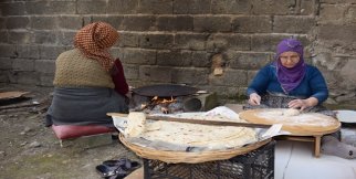Malatya'da vatandaşlar sokağa çıkma yasağına ekmek pişirerek hazırlandı