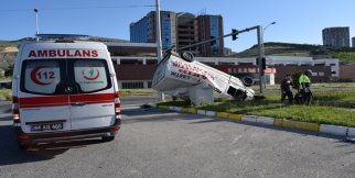 Minibüs ile otomobil çarpıştı: 3 yaralı