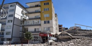 Yıkımı yapılan 6 katlı bina çöktü!